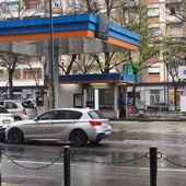Mille firme non bastano, fumata &quot;nera&quot; per piazza Montanari: il distributore di benzina resta aperto