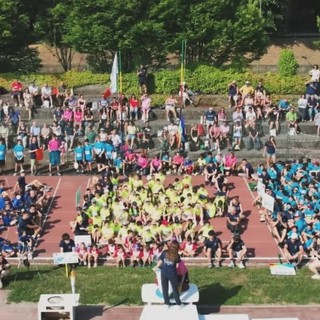 Le campionesse premiano i campioni delle Abbadiadi Le campionesse premiano i campioni delle Abbadiadi