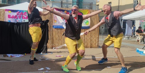 Un naso rosso in piazza Roma a Pinerolo per far nascere sorrisi