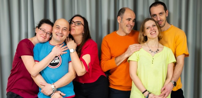 Un mondo distopico dove l'eterosessualità è bandita: al Piccolo Teatro Comico va in scena "Indovina da chi andiamo a cena"