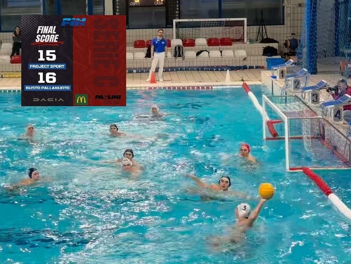 Tensione in piscina a Leinì: pugno al volto al coach durante il match di pallanuoto