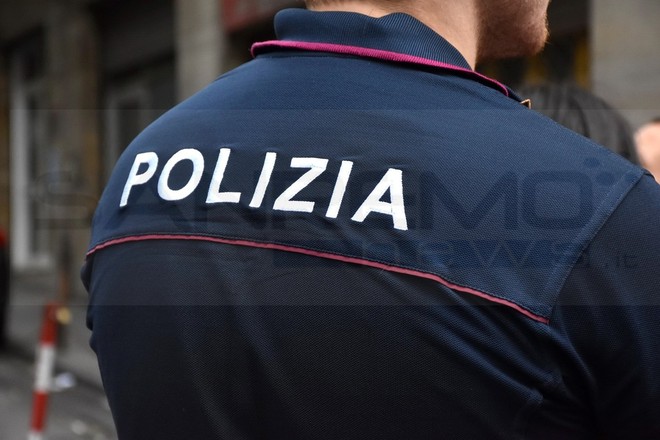 Strappano collanina a un passante, entrano in un negozio e si cambiano vestiti: arrestati due minorenni