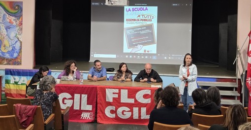 Dopo lo striscione rimosso, la Cgil lancia l’iniziativa delle targhe con l’articolo 34 della Costituzione
