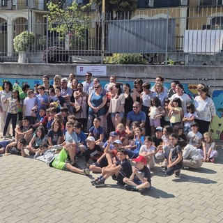 La fantasia e i colori dei bambini ricordano la storica maestra di montagna