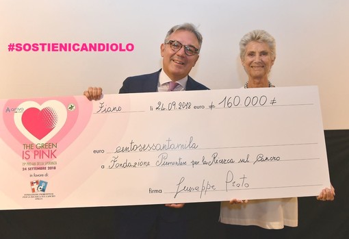 Giuseppe Proto, Business Development Director Arriva Italia e Managing Director Arriva Italia Rail, consegna l' assegno da 160 mila euro a Allegra Agnelli