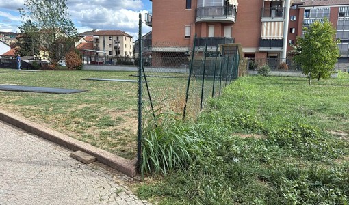 Bimba si ferisce sullo scivolo, scoppia il caso dei giochi danneggiati dai vandali Bimba si ferisce sullo scivolo, scoppia il caso dei giochi danneggiati dai vandali