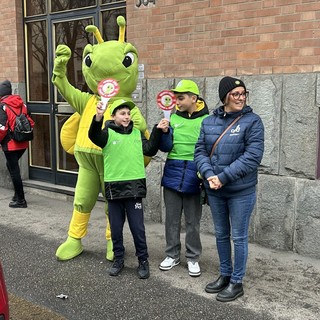 In strada con gli alunni per difendere i posti auto riservati ai disabili