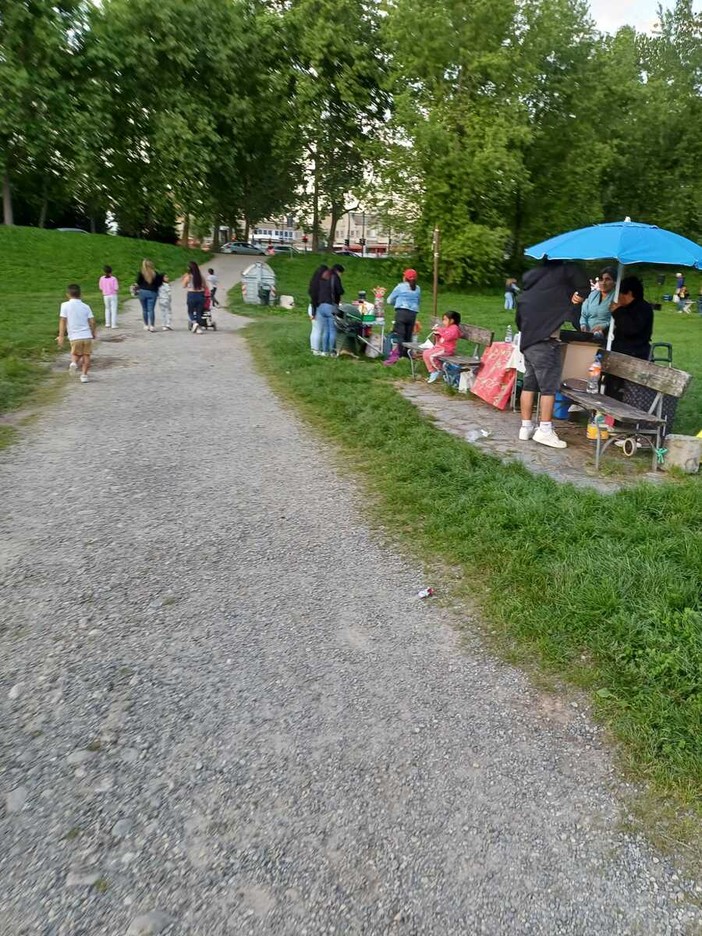 Via i fornelli a gas e verbali per i parcheggi sull'erba Via i fornelli a gas e verbali per i parcheggi sull'erba