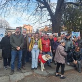 La protesta dei cittadini davanti all'ex Cesm