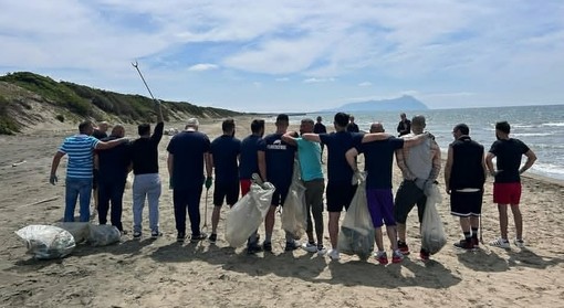 I detenuti ripuliscono le sponde del fiume Po