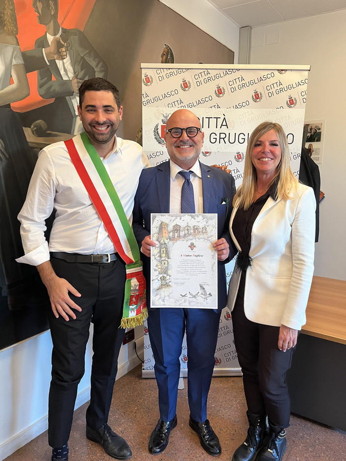 Matteo Pugliese tra il sindaco Gaito e l'assessora Colombo Matteo Pugliese tra il sindaco Gaito e l'assessora Colombo