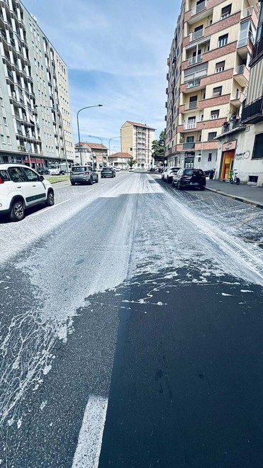 Vernice sulla carreggiata, mattinata di caos e auto imbrattate Vernice sulla carreggiata, mattinata di caos e auto imbrattate