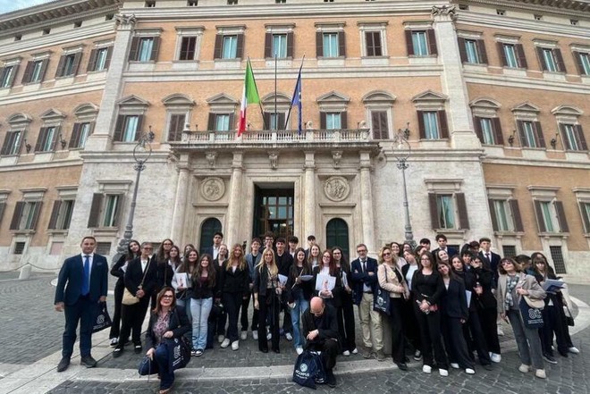 Ad accompagnare gli studenti i consiglieri regionali Laura Pompeo e Fabrizio Ricca