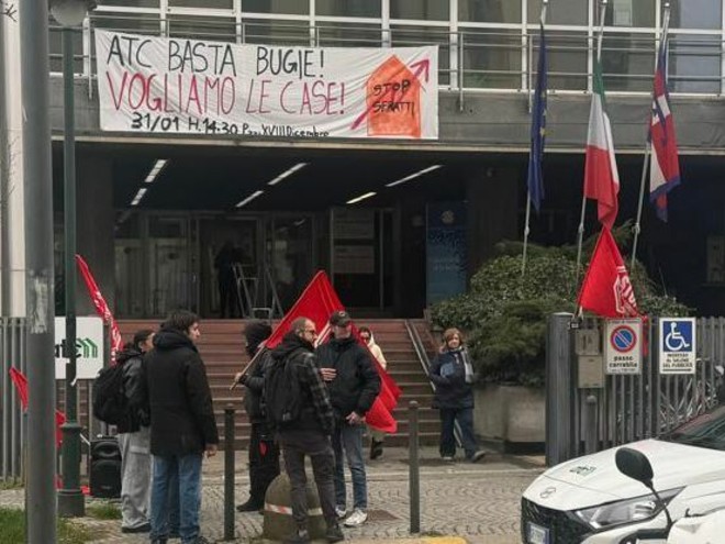 La protesta davanti alla sede di Atc