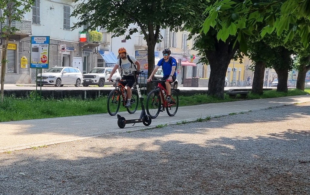 Pinerolo regala a chi va al lavoro in bicicletta un adesivo catarifrangente  - Torino Oggi