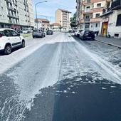 Vernice sulla carreggiata, mattinata di caos e auto imbrattate Vernice sulla carreggiata, mattinata di caos e auto imbrattate