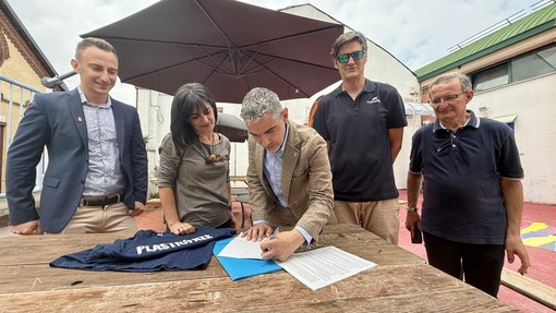 Chieri sigla il protocollo con &quot;Plastic Free&quot; contro l'inquinamento