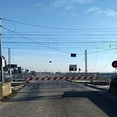 Il passaggio a livello di Cavallermaggiore con i cavi dell'alta tensione divelti