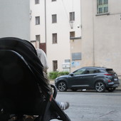 Con cinturone e pistola, in servizio al carcere minorile in gravidanza