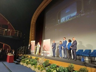 Palco con autorità e premiati Palco con autorità e premiati