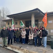 Un momento della manifestazione di questa mattina in via Bellono