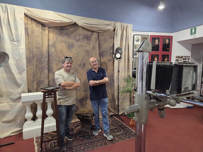 Da sinistra Dario Costantino e Remo Caffaro in una sala della mostra Da sinistra Dario Costantino e Remo Caffaro in una sala della mostra
