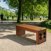 Da Cuneo la panchina che ricarica lo smartphone: Tecno World presenta la Smart Bench Technic