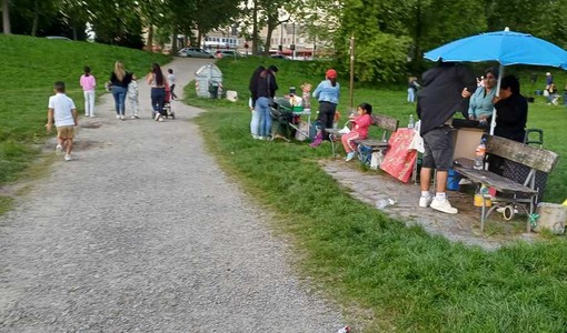 Via i fornelli a gas e verbali per i parcheggi sull'erba