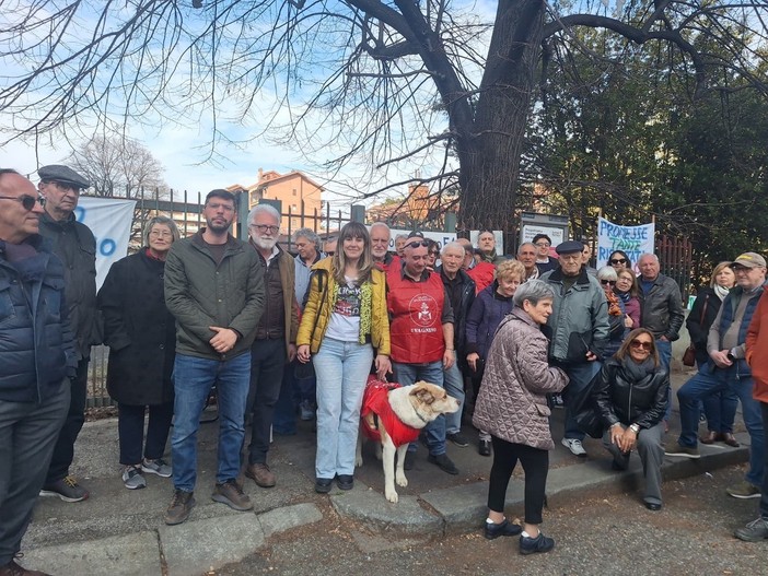 La protesta dei cittadini davanti all'ex Cesm