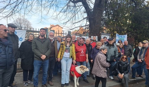 La protesta dei cittadini davanti all'ex Cesm
