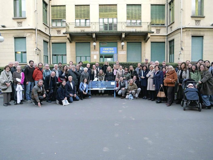 L'inaugurazione della panchina per la dottoressa scomparsa nel 2023