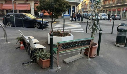 Panchine e sedie abusive a Borgo Vittoria