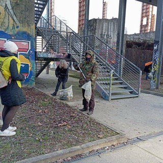 I volontari ripuliscono parco Dora