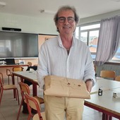 Danilo Chiabrando con la busta delle prove della sua ultima maturità: la trentacinquesima