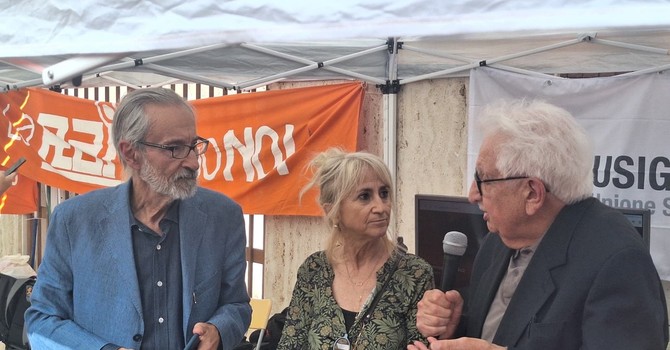 Il presidio di protesta davanti alla Rai