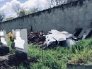 Porte: “Le coperture delle bare estumulate sono abbandonate contro il muro del cimitero”