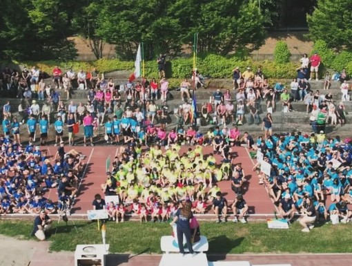 Le campionesse premiano i campioni delle Abbadiadi Le campionesse premiano i campioni delle Abbadiadi