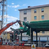 Nuova piazza Roma di Pinerolo: iniziati i lavori di demolizione della tettoia