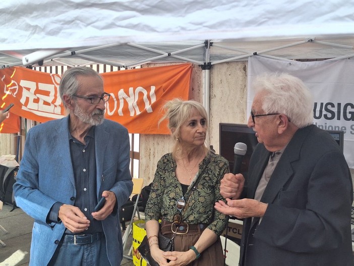 Il presidio di protesta davanti alla Rai