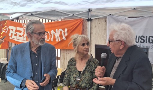Il presidio di protesta davanti alla Rai