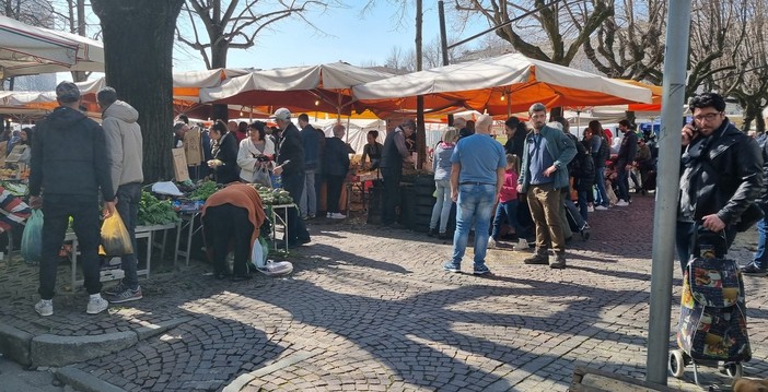 Voci dal mercato di Pinerolo: “Bisogna risistemare i banchi e dare servizi efficienti alla clientela”