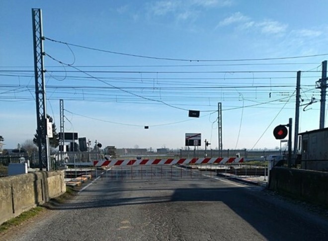 Il passaggio a livello di Cavallermaggiore con i cavi dell'alta tensione divelti