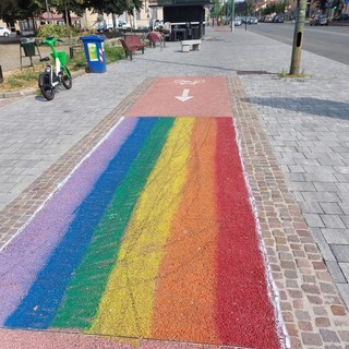 Ciclabile arcobaleno, polemica a Torino: “Serve autorizzazione?”