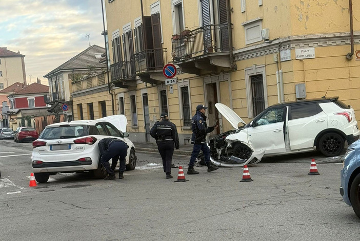 Scontro tra due auto all’incrocio tra piazza Garibaldi e via Martiri a Pinerolo