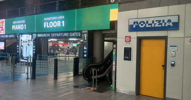 Aeroporto Caselle, la Polizia recupera e restituisce ad un'anziana 2.000 euro persi durante i controlli