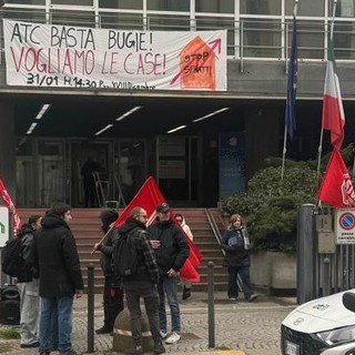 La protesta davanti alla sede di Atc