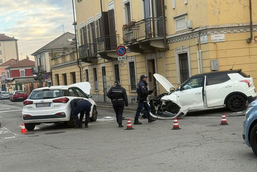 Scontro tra due auto all’incrocio tra piazza Garibaldi e via Martiri a Pinerolo