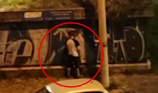 Schiamazzi e notti insonni per il bar aperto h24, i residenti: “Qualcuno intervenga”