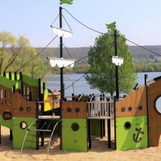 Il veliero che attraccherà nel parco giochi Il veliero che attraccherà nel parco giochi