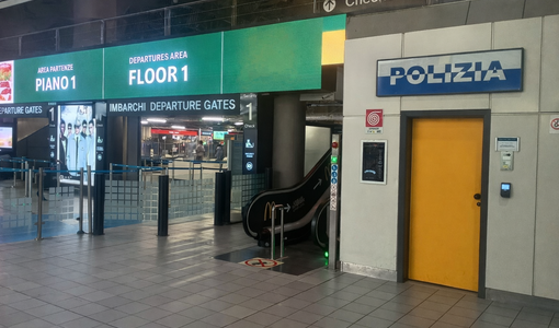 Aeroporto Caselle, la Polizia recupera e restituisce ad un'anziana 2.000 euro persi durante i controlli Aeroporto Caselle, la Polizia recupera e restituisce ad un'anziana 2.000 euro persi durante i controlli